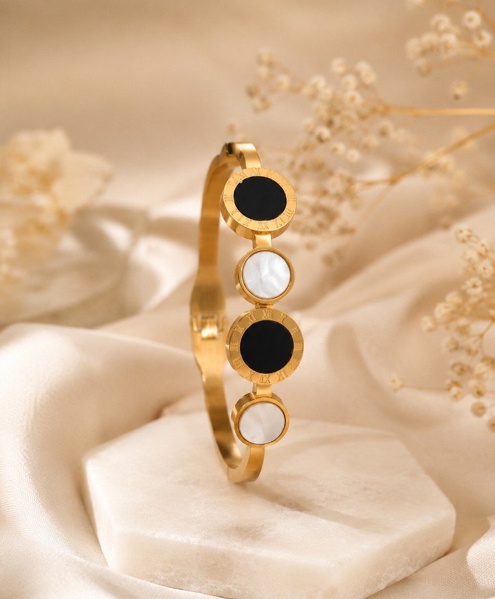 Roman Circle Onyx Bangle